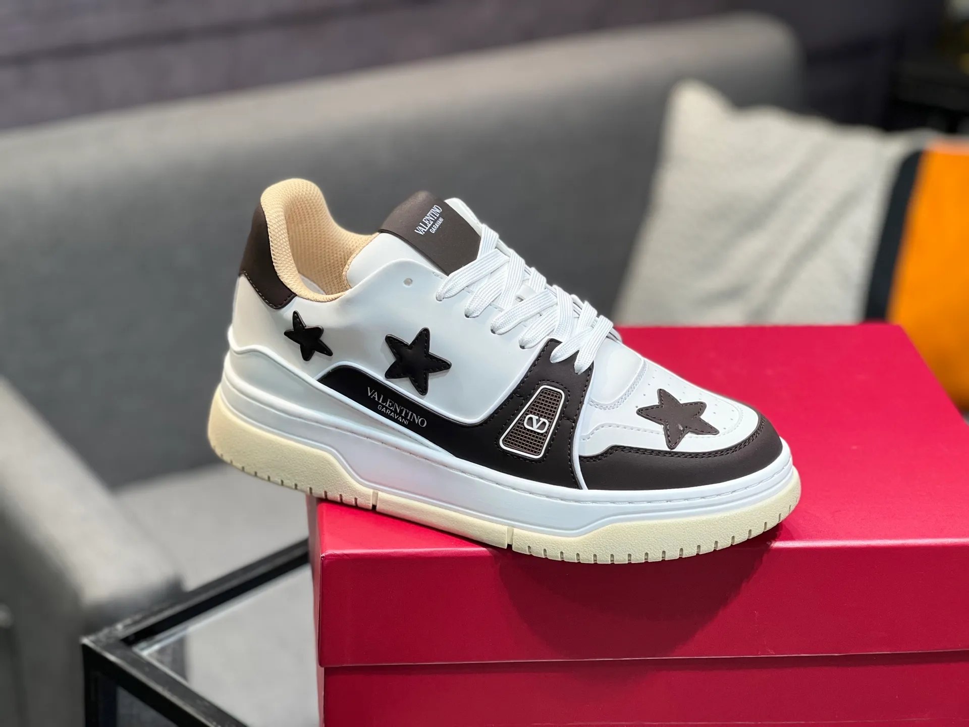 Men's Men's Shoes 💰660 Valentino 2023 early autumn new star shoes are now online! Wang Hedi and Ren Jialun have been worn by many celebrities. Who can refuse the same couple shoes as Wang Hedi! The design of Stars Stab My Heart is cool and spicy. The material of the shoes is cowhide, and every color is beautiful! Size 35-40, men’s size 39-44 (women’s 41, men’s 38, 45🉑️customized)